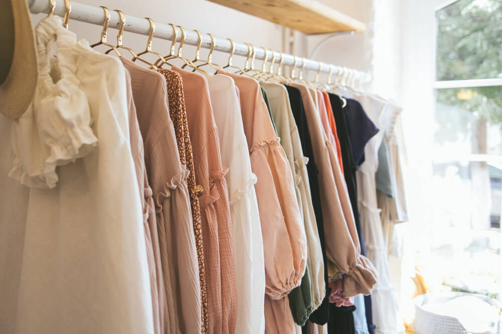 洋服屋に並んだ女性服