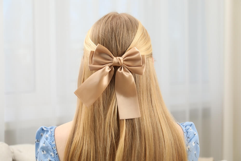 リボンのヘアアクセサリーを着けた女性