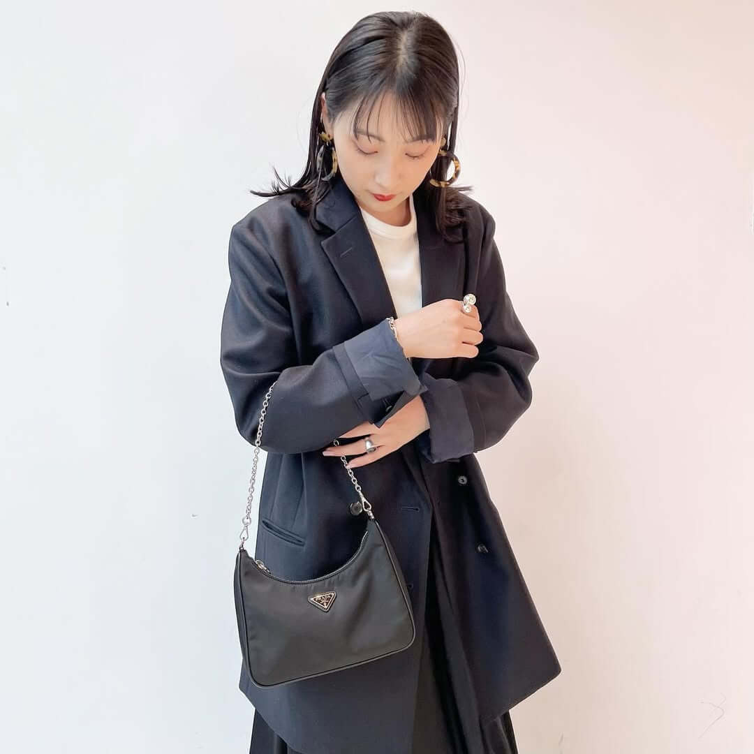 プラダのナイロンバッグを持った女性