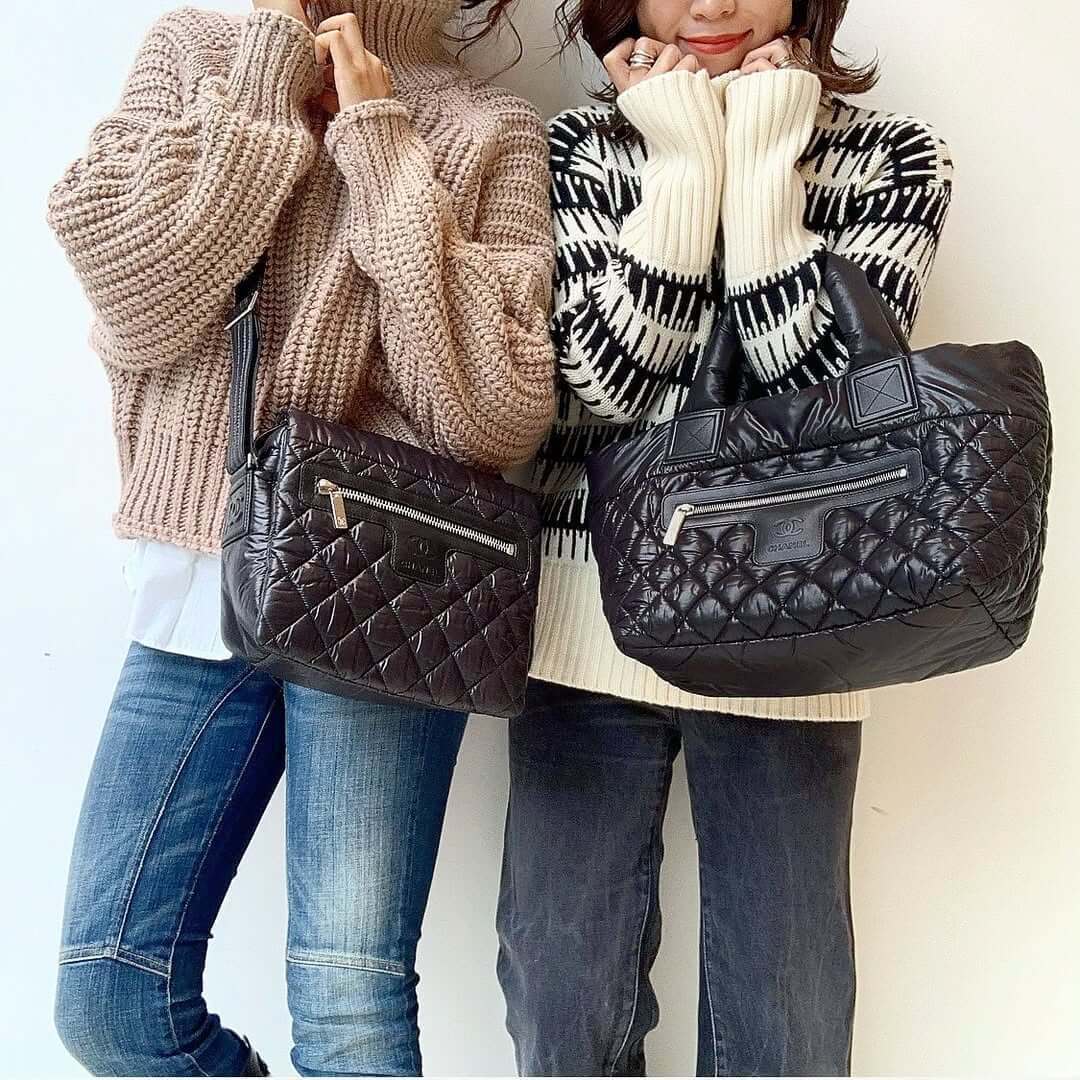 シャネルのナイロンバッグを持った2人の女性
