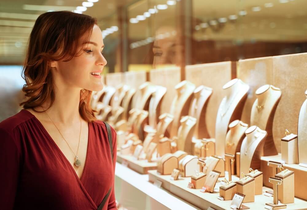お店でアクセサリーを選ぶ女性
