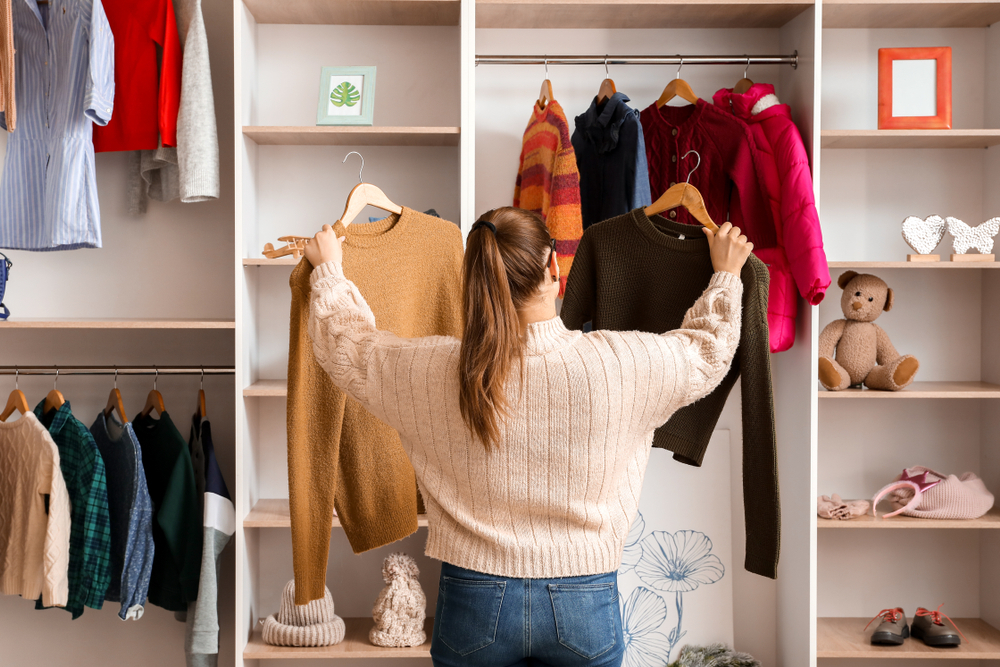 クローゼットの前で服に悩む女性