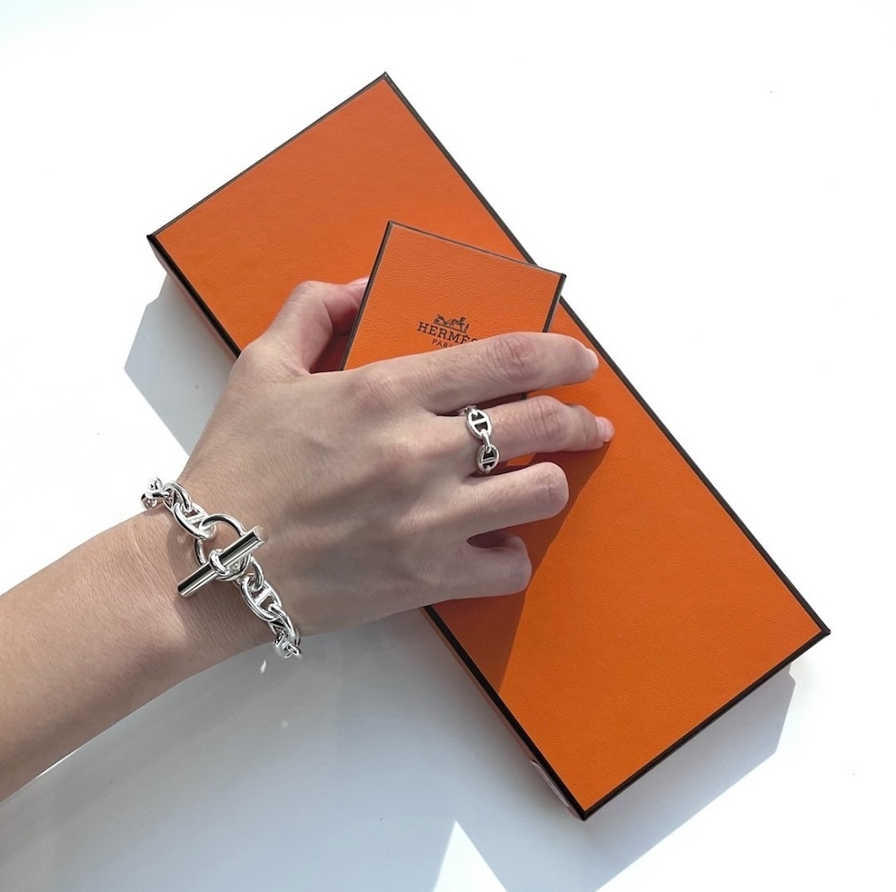 エルメスのリングを着けた女性