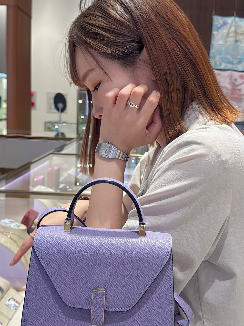 KOMEHYOでエルメスのリングを選ぶ女性