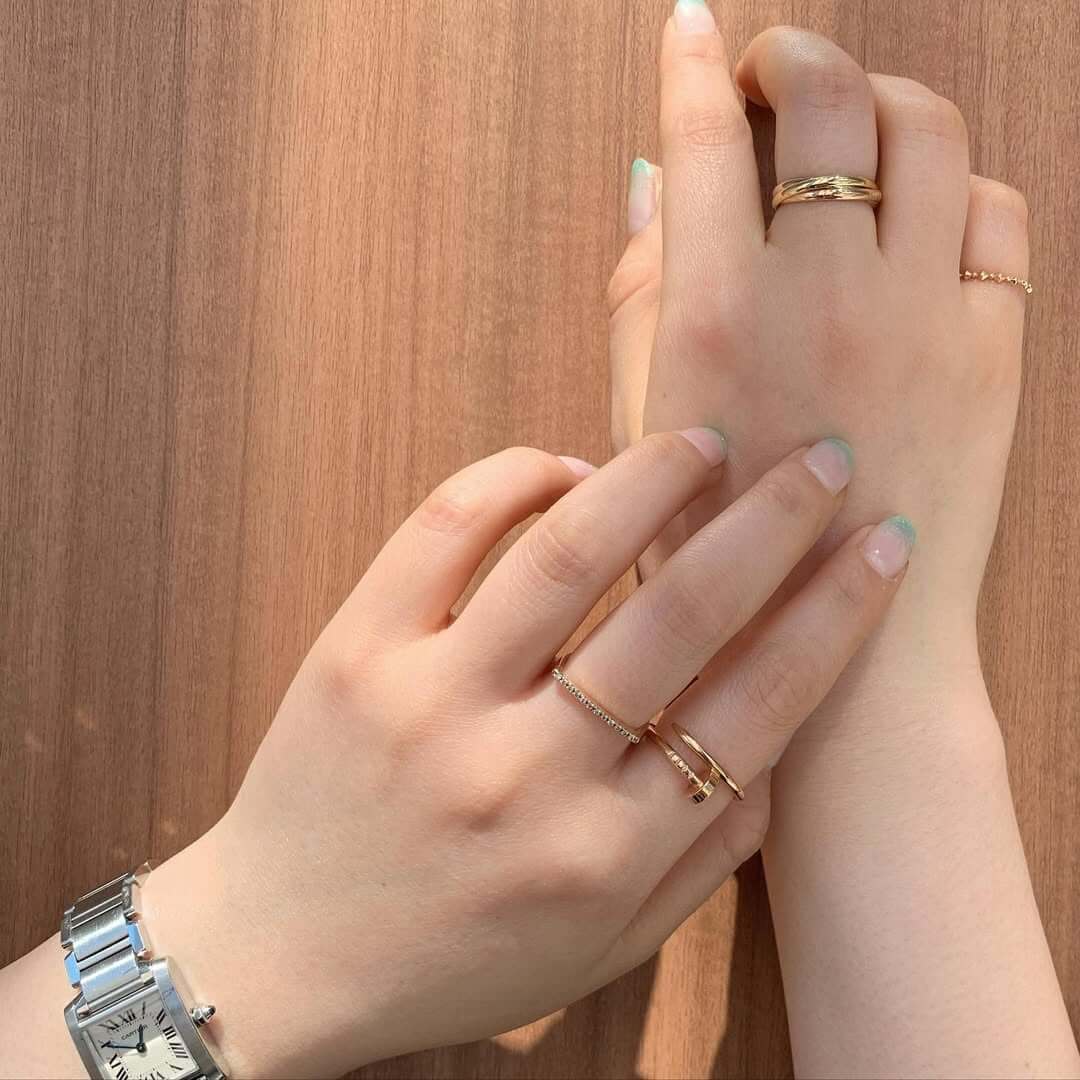 カルティエの地金リングをコーディネートした女性