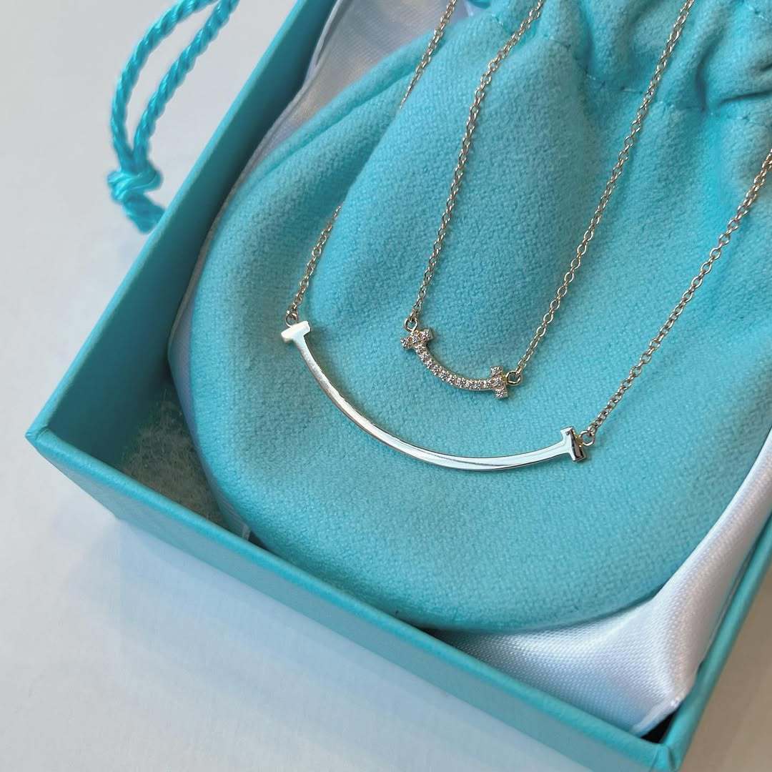 ティファニーのネックレスとブルーボックス