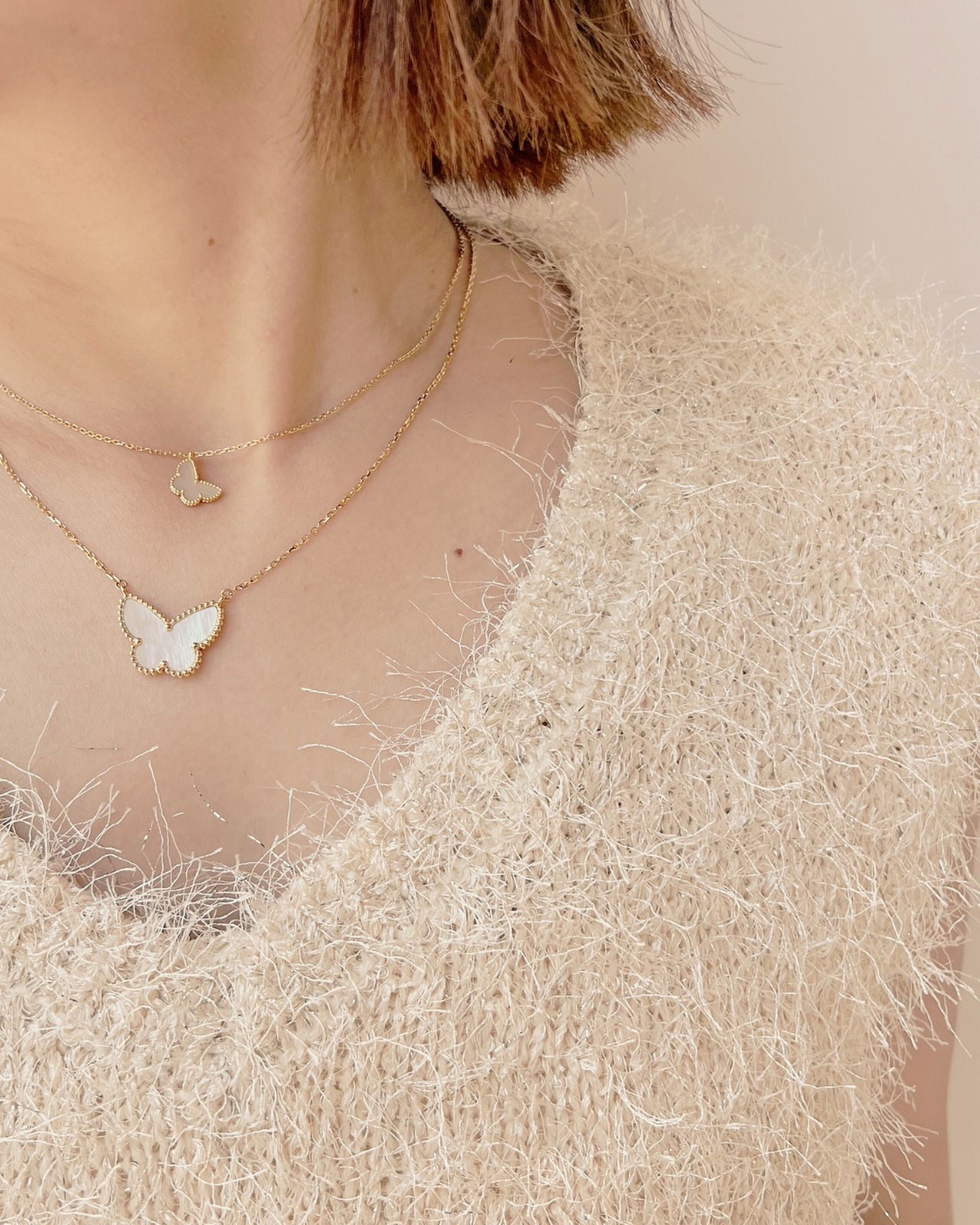 ブランドジュエリーを身に着ける女性