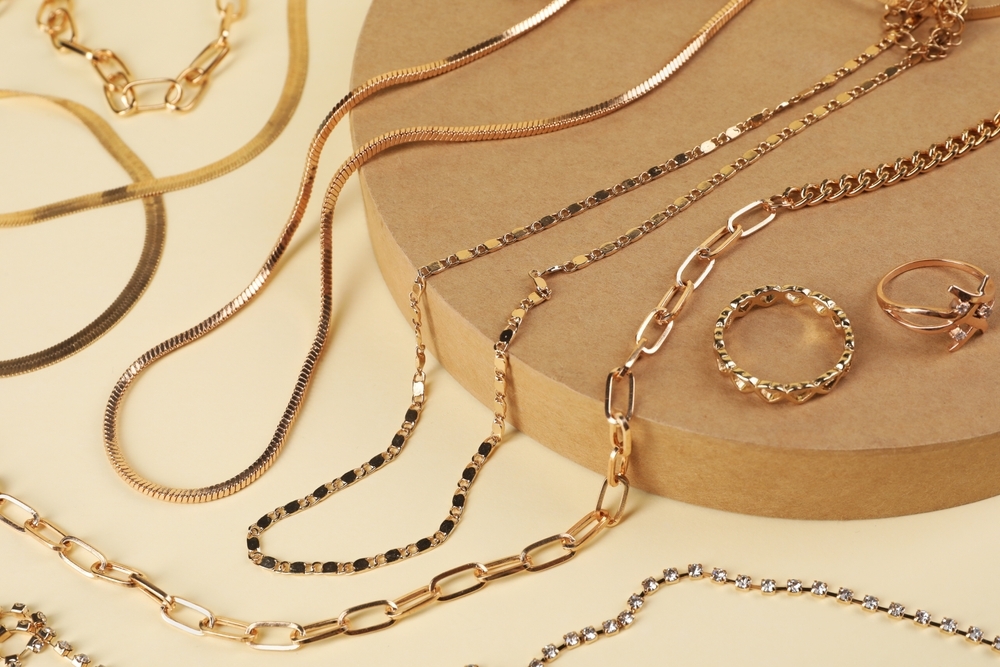 ゴールドのさまざまなネックレス