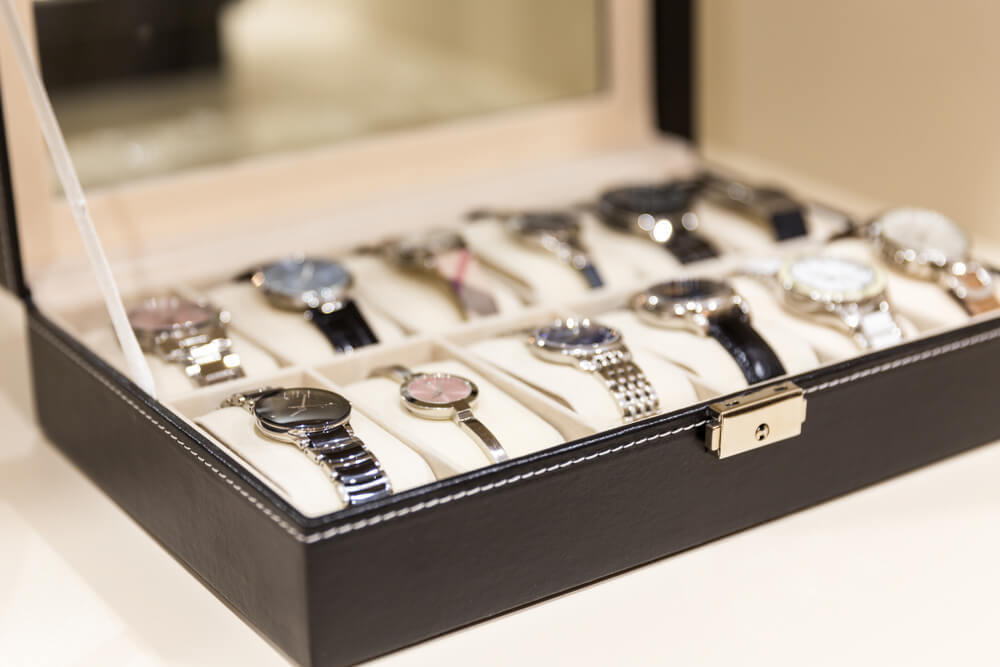 ケースに収納されたたくさんの腕時計