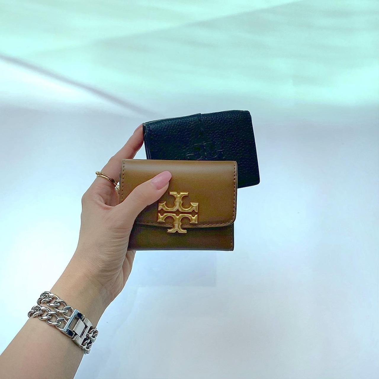 トリーバーチの財布を持つ女性の手元