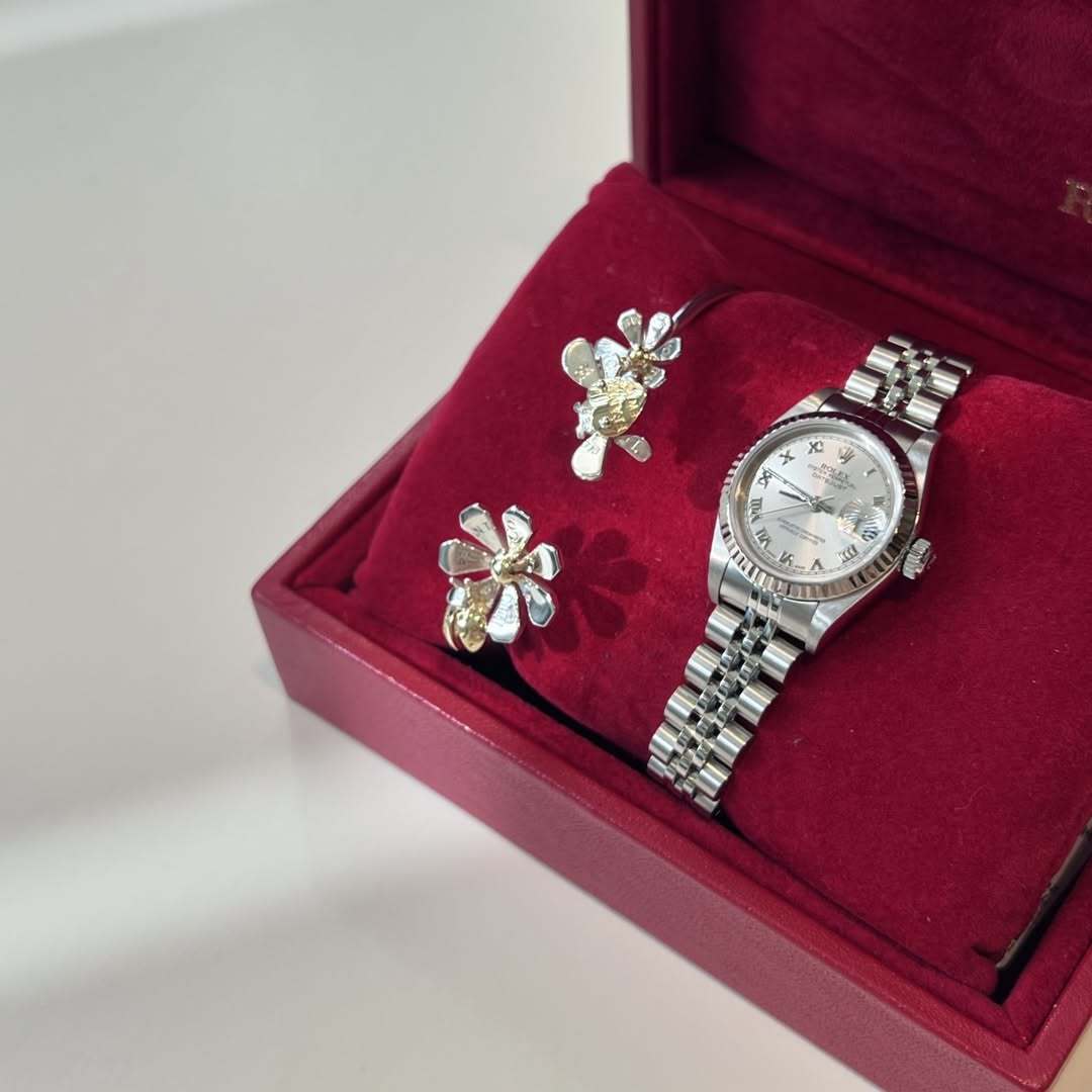 赤いジュエリーボックスに入ったロレックス