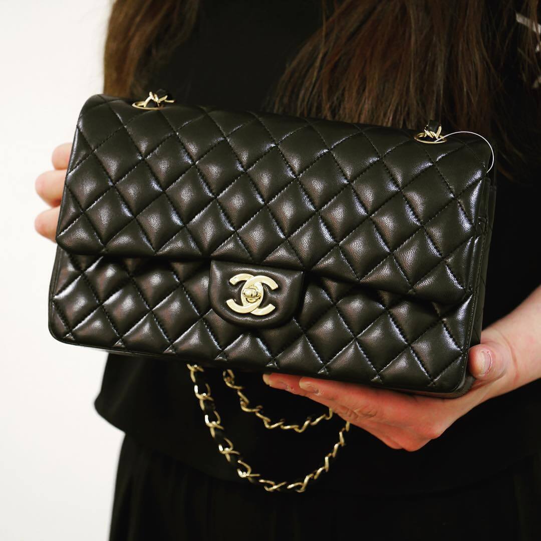 シャネルのマトラッセを持った女性