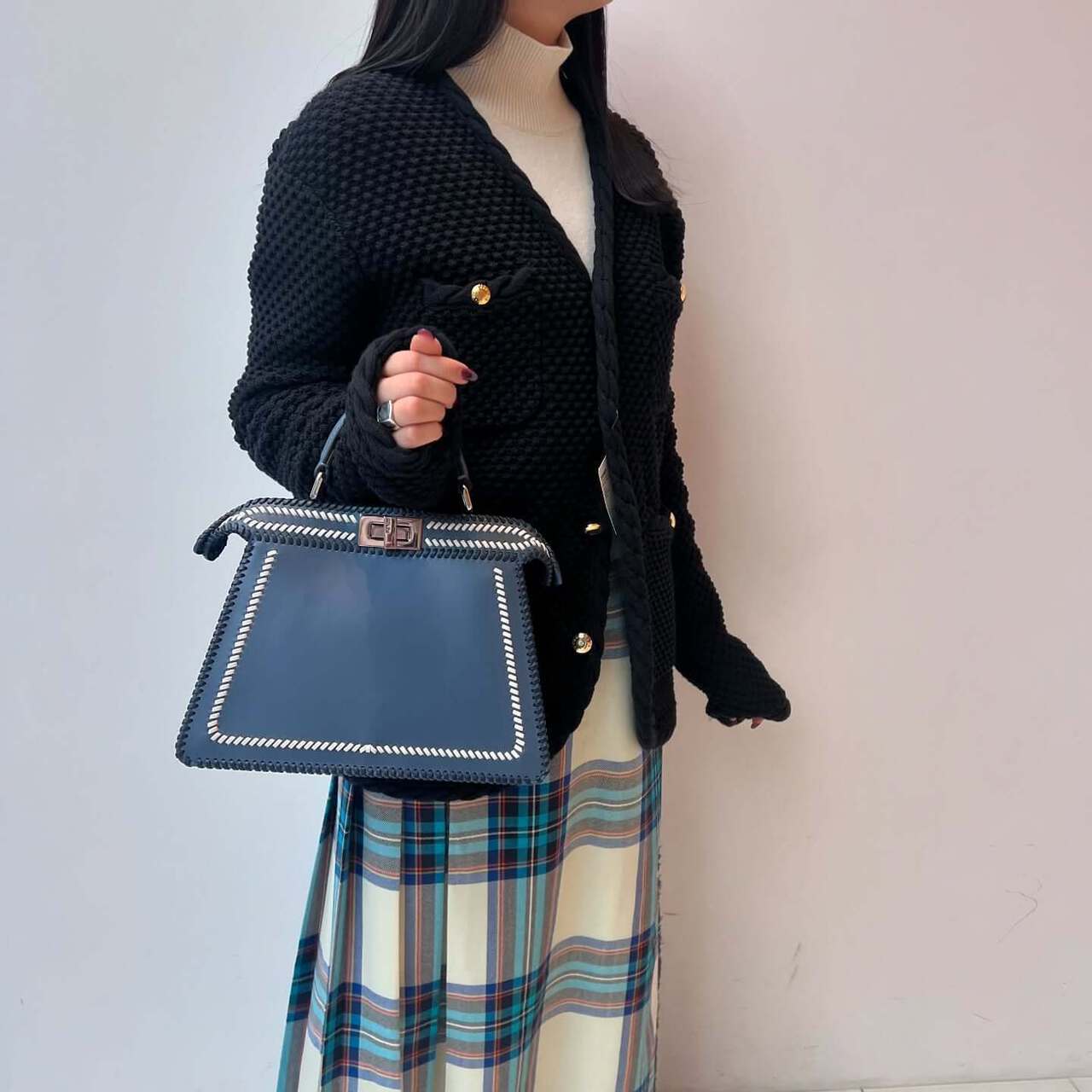 フェンディのワンハンドルバッグを持った女性