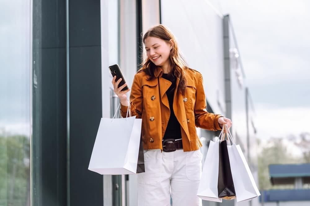 ショッピングを楽しむ女性