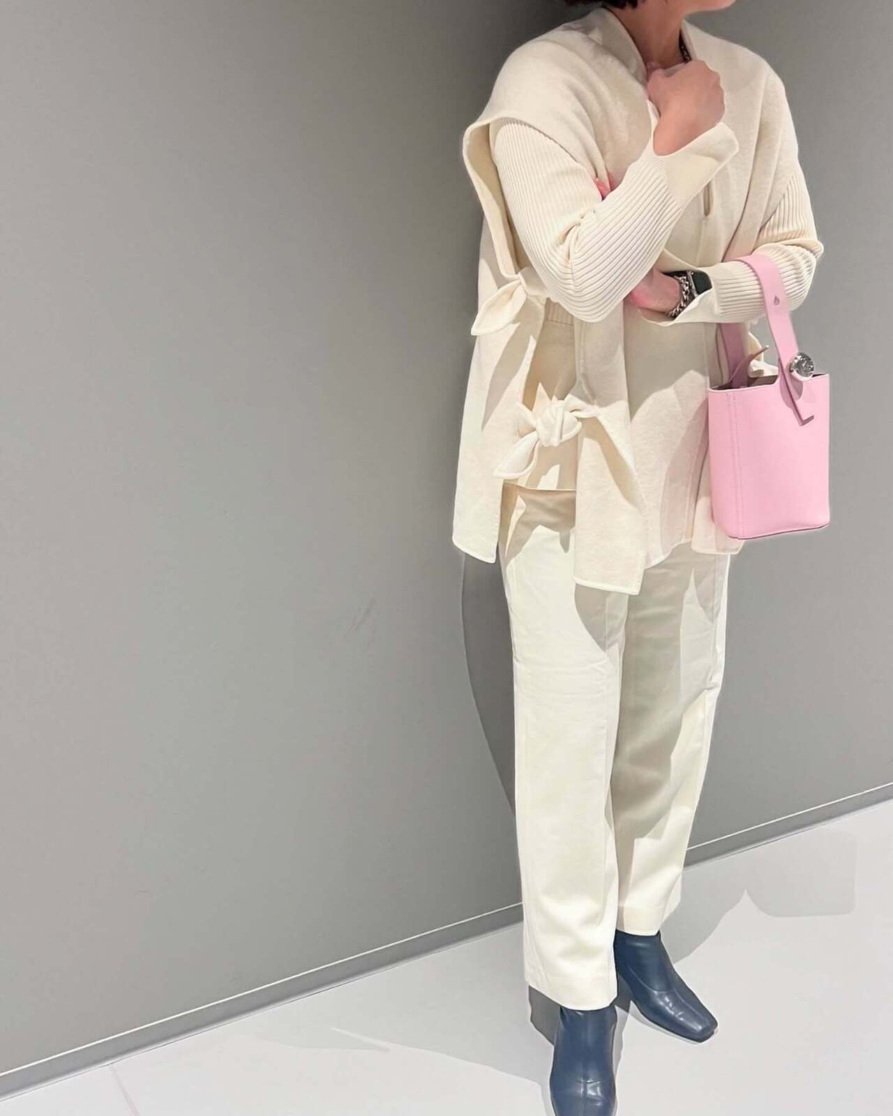 ロエベのワンハンドルバッグを持った女性