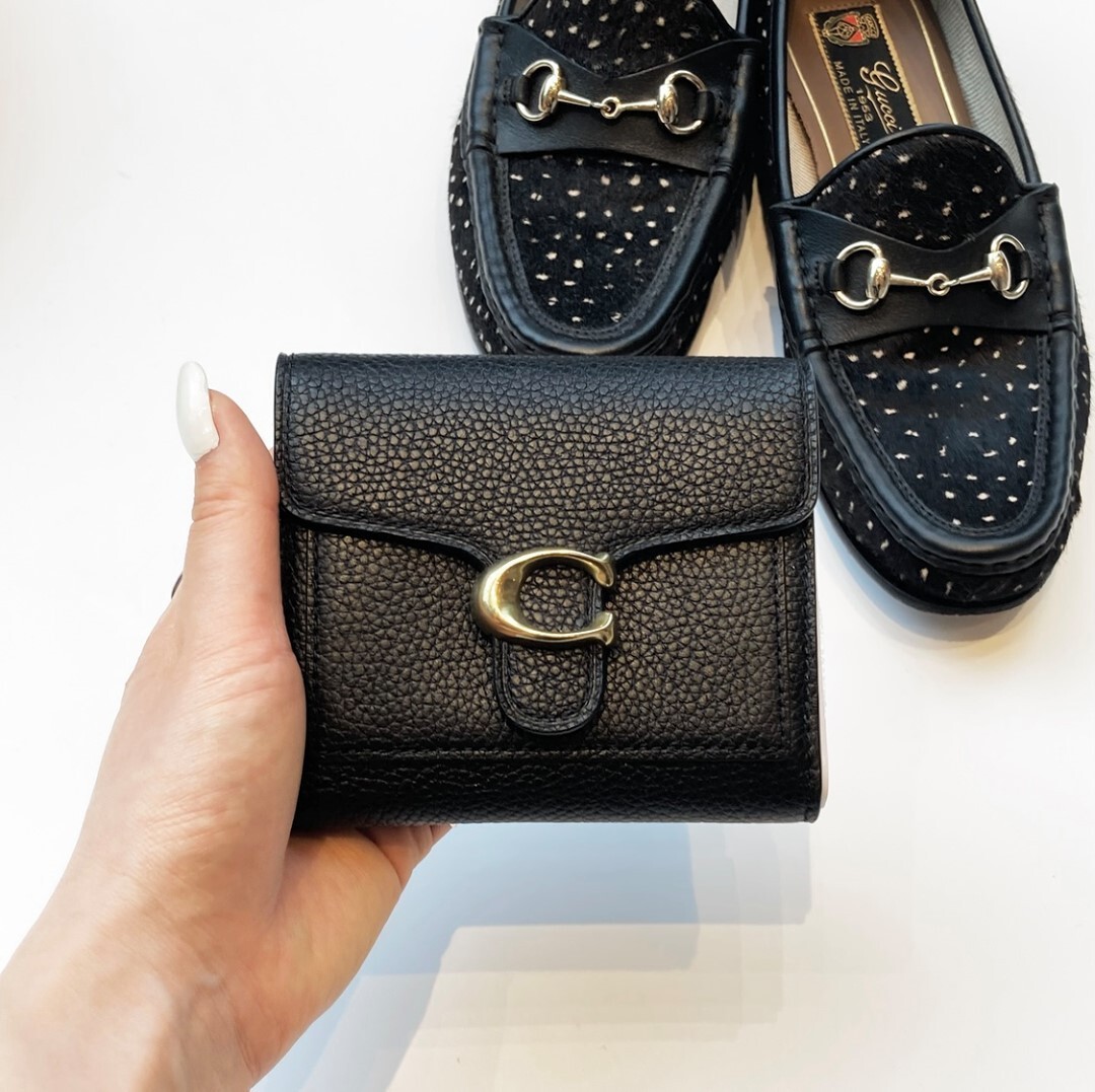 コーチのミニ財布を持つ手