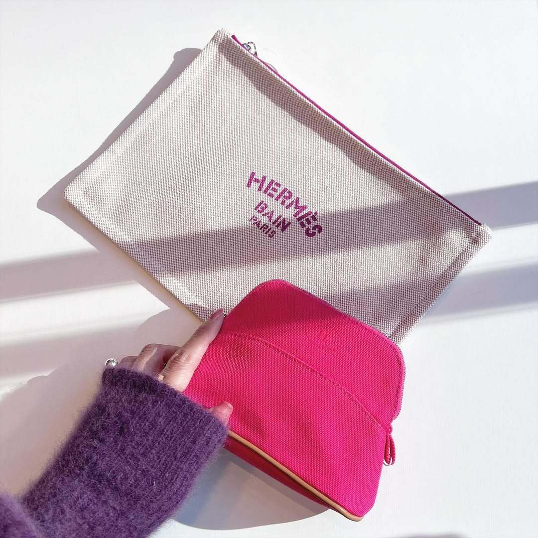 エルメスのポーチを持った女性の手