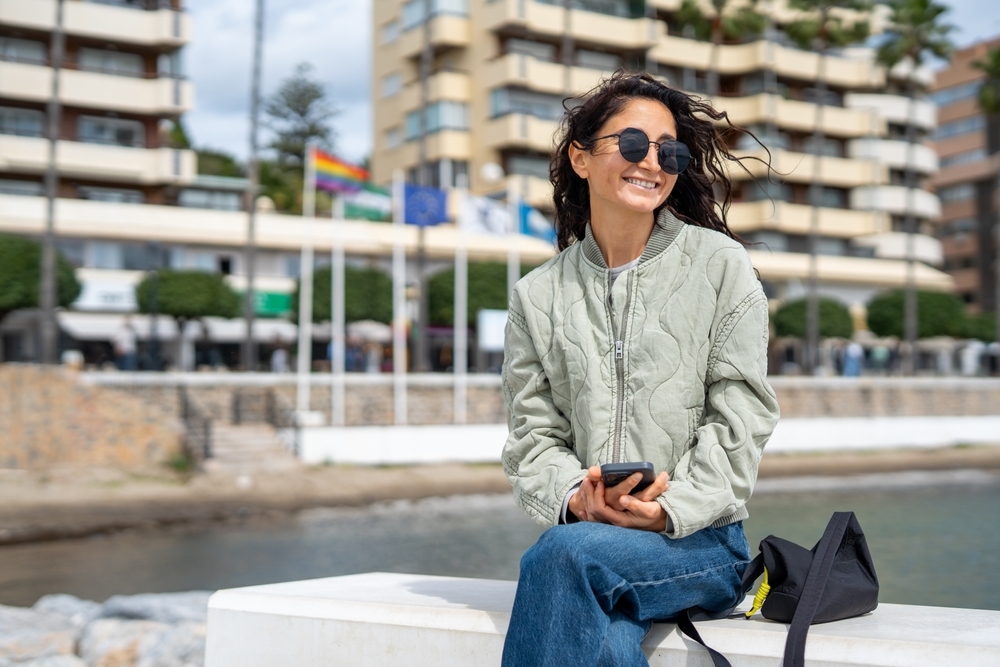 水辺に座る荷物が少ない女性