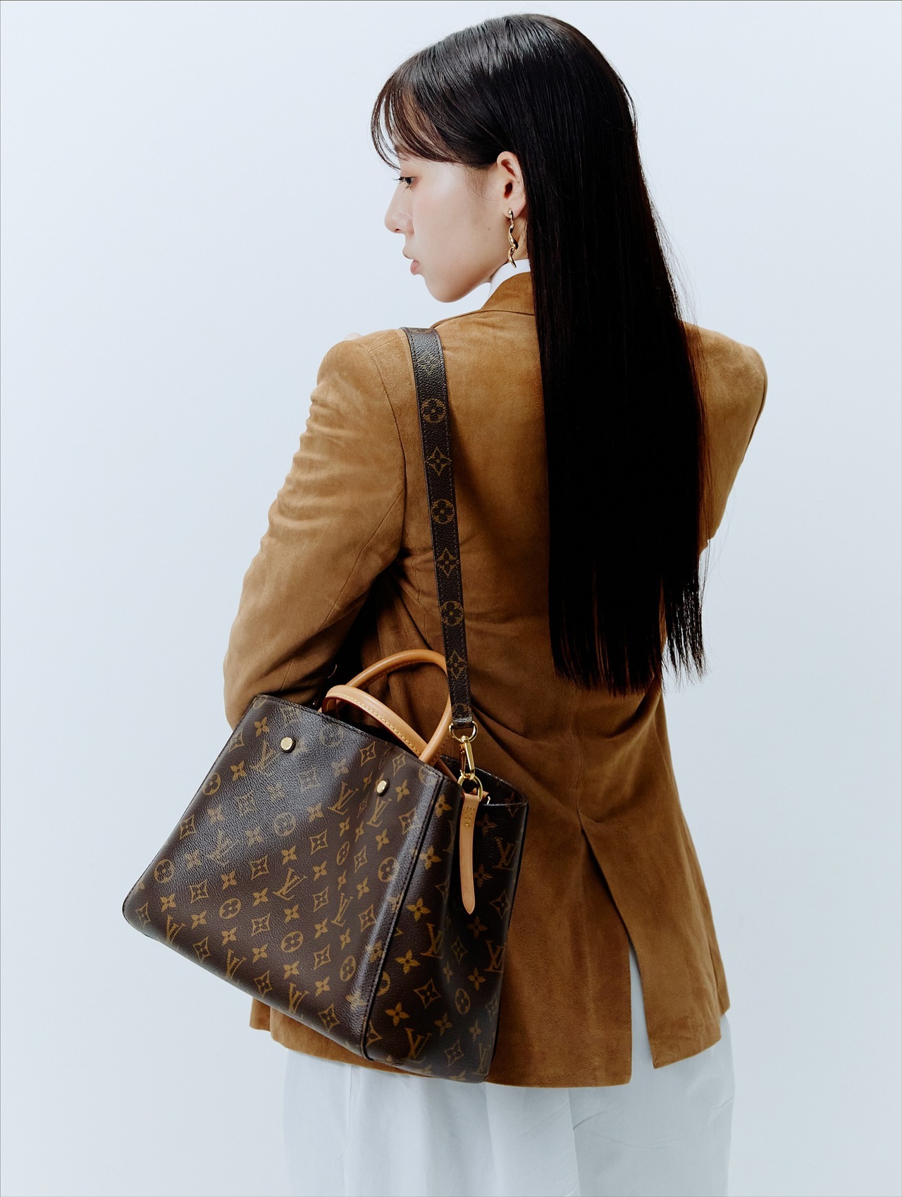 ルイヴィトンのショルダーバッグを持つ女性