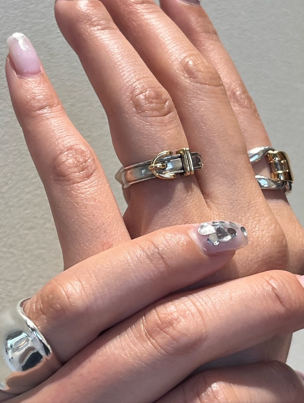 モチーフの指輪を重ね付けする人