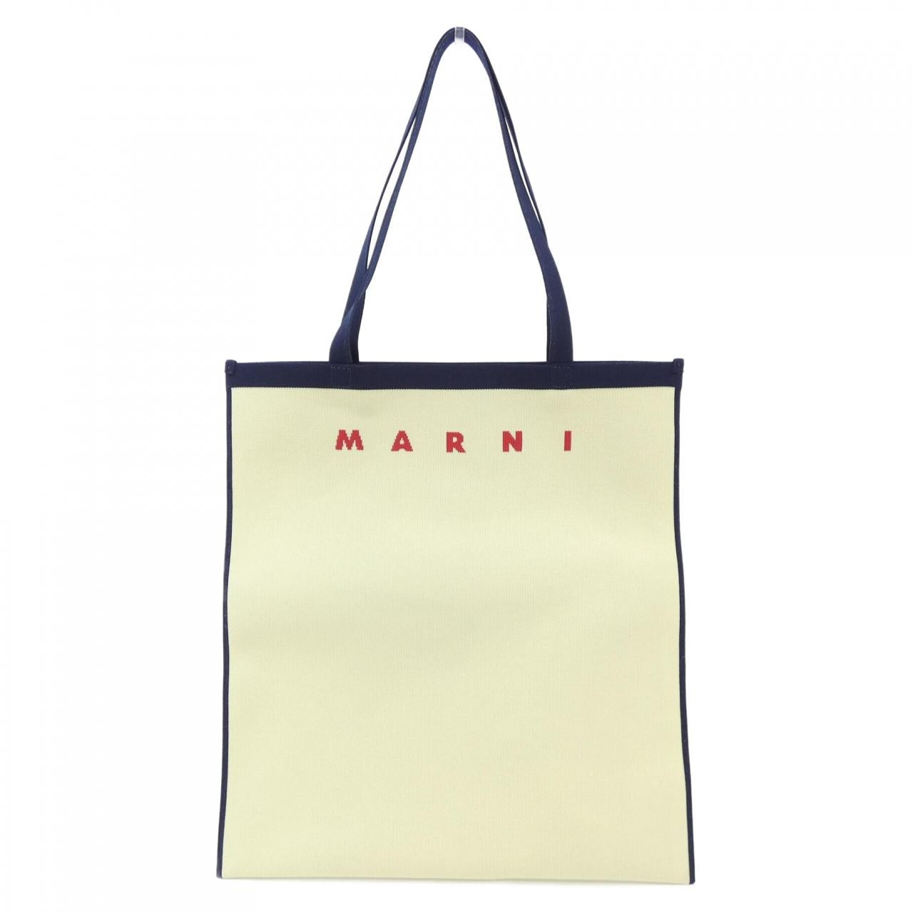 マルニのホワイトのトートバッグ