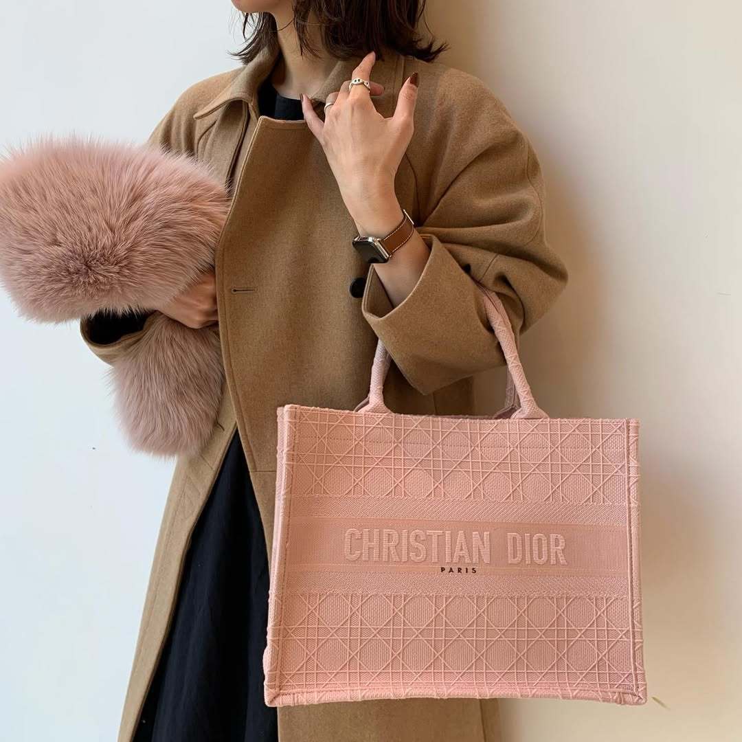ディオールのピンクのバッグを持った女性