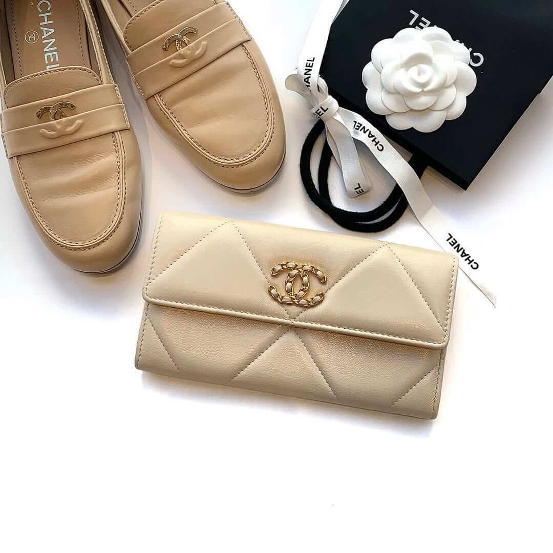 シャネルの財布やシューズ