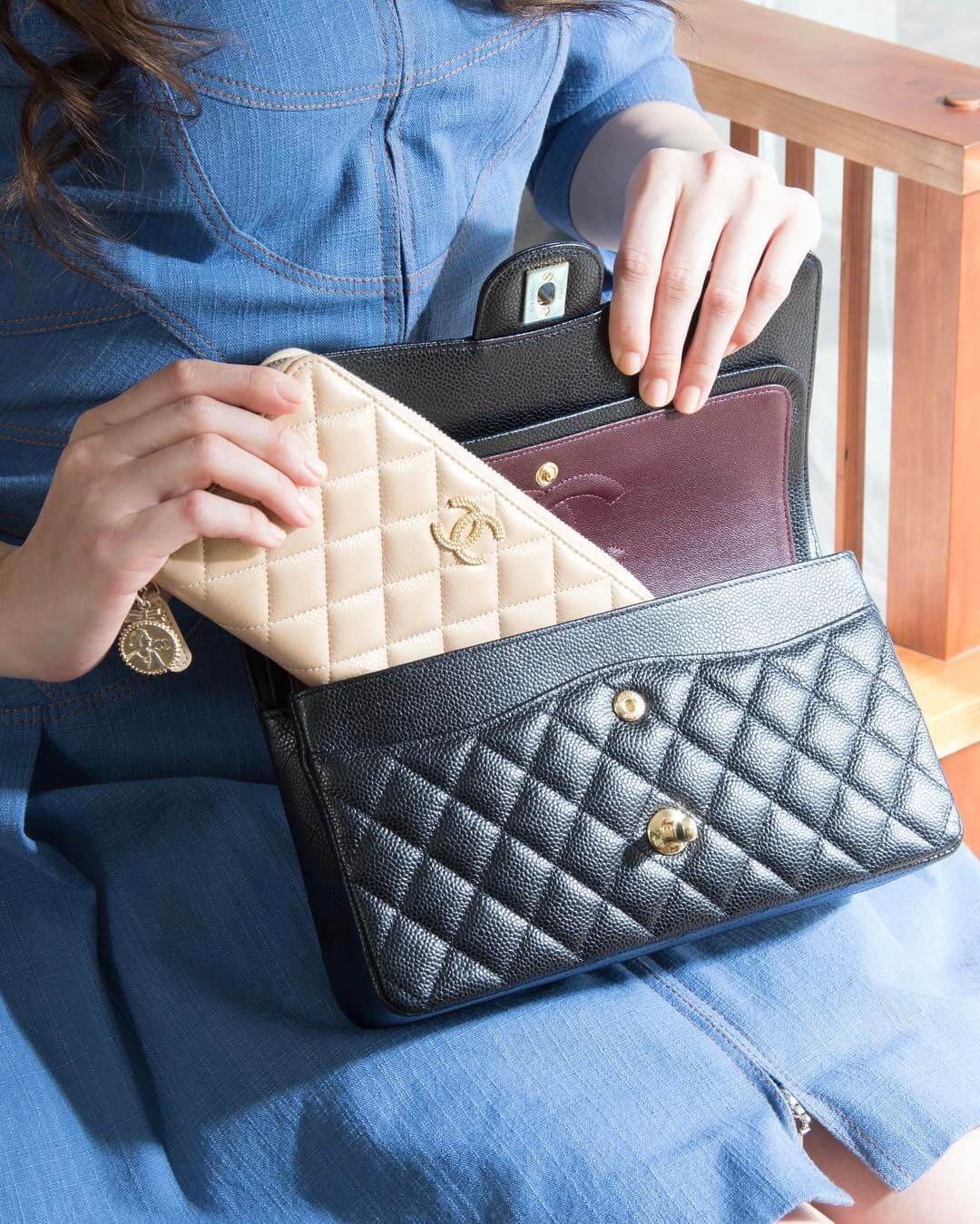 シャネルのバッグと財布を使う女性