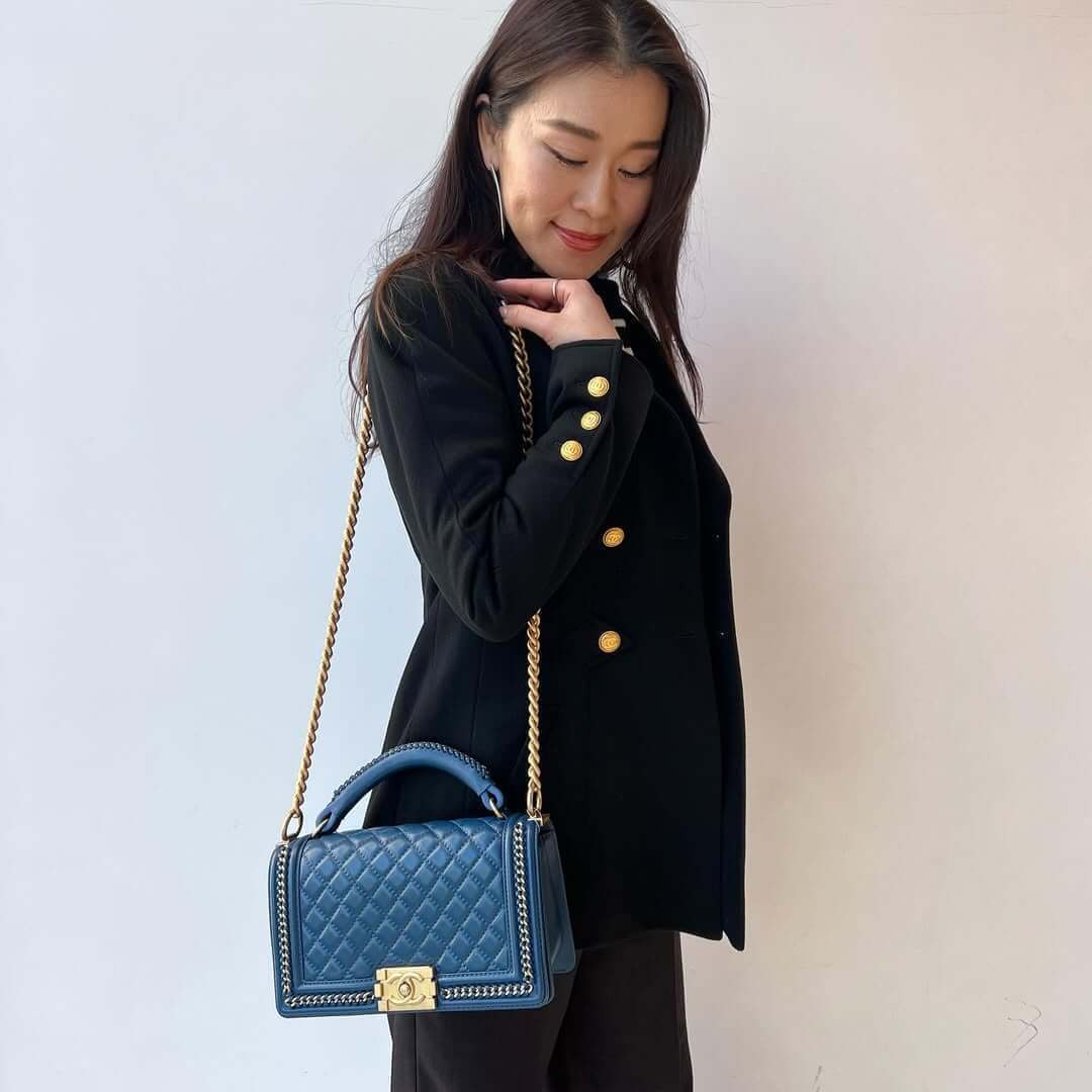 ボーイシャネルを上品に持つ女性