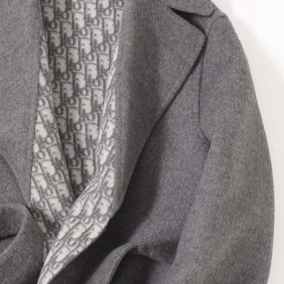 ディオールのグレーのコート