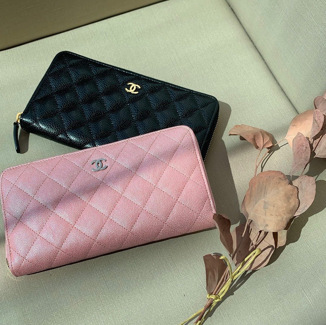 シャネルのピンクの財布と黒の財布