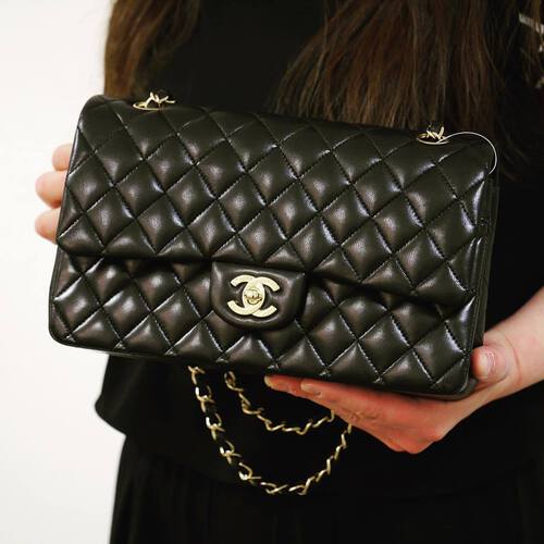 シャネルのキャビアスキンとは？特徴やおすすめアイテムを紹介