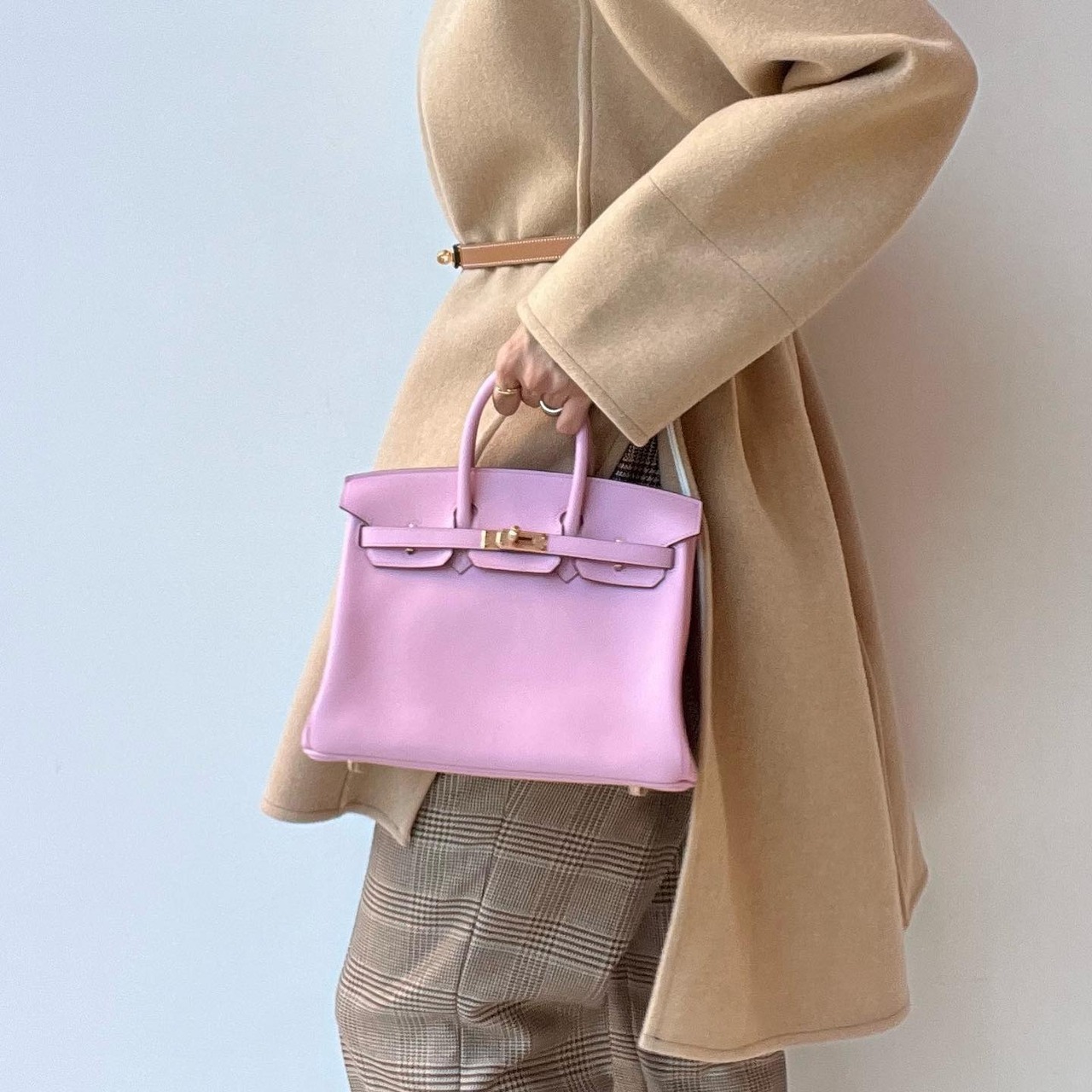 ピンクのバーキンを持つ女性