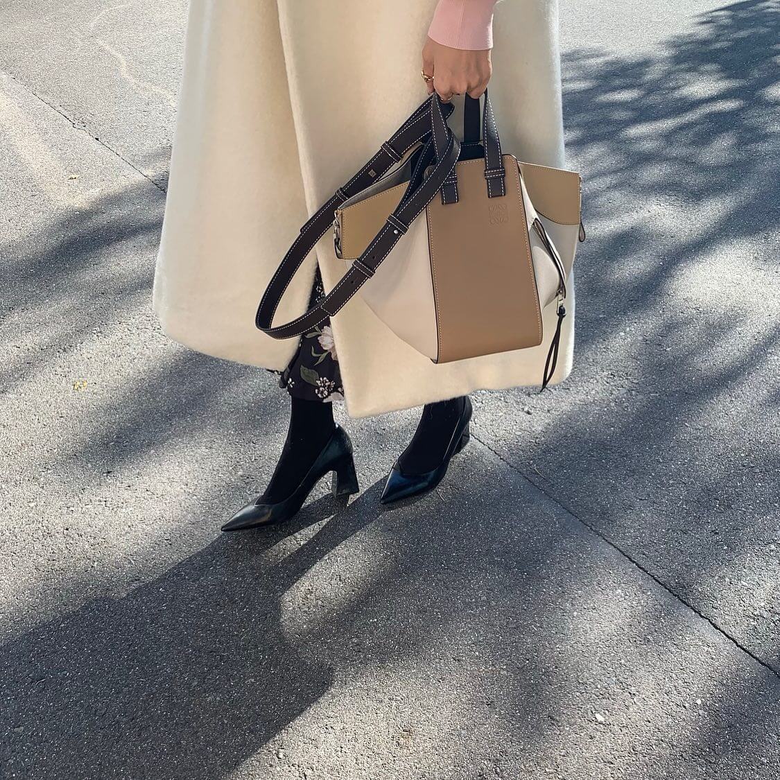 ロエベのハンモックを持つ女性