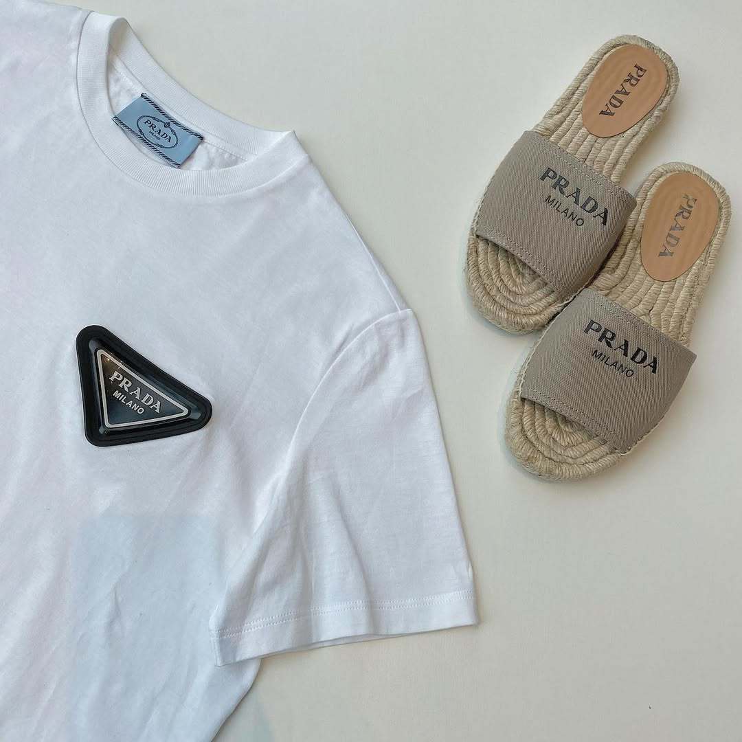 プラダのロゴTシャツとサンダル