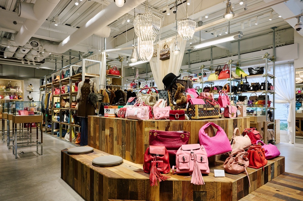 カラフルなアイテムが並ぶ「atelier」の店内