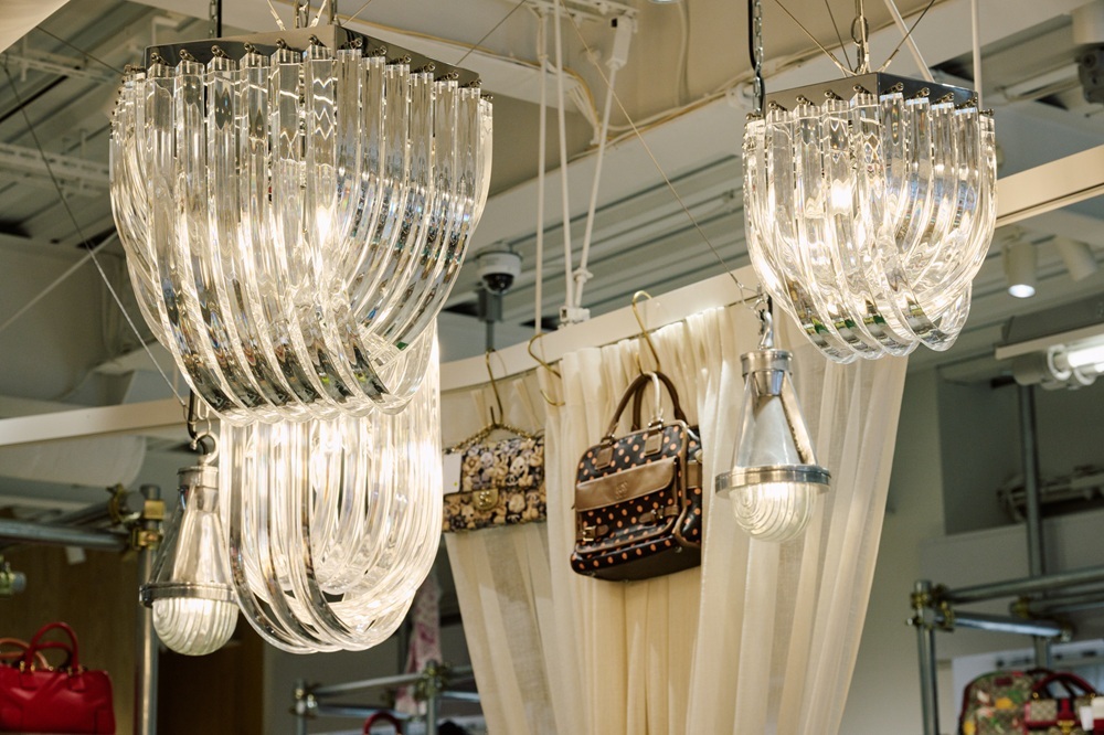 店内で目を引くシャンデリア