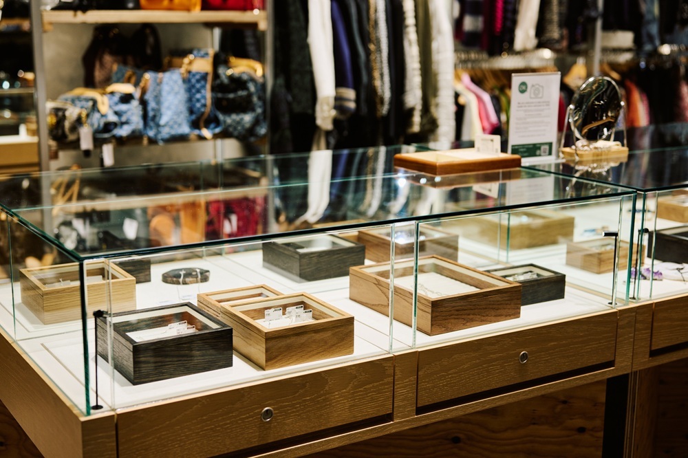 ショーケースに並ぶジュエリーボックス