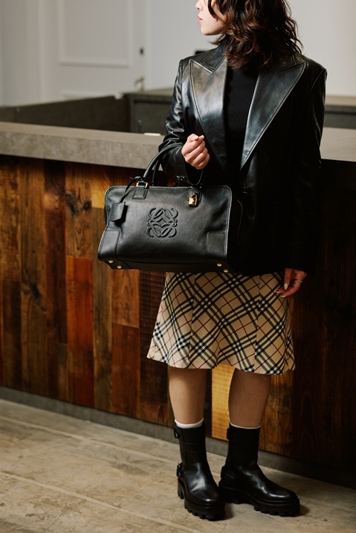 バーバリーのスカートをはいた女性