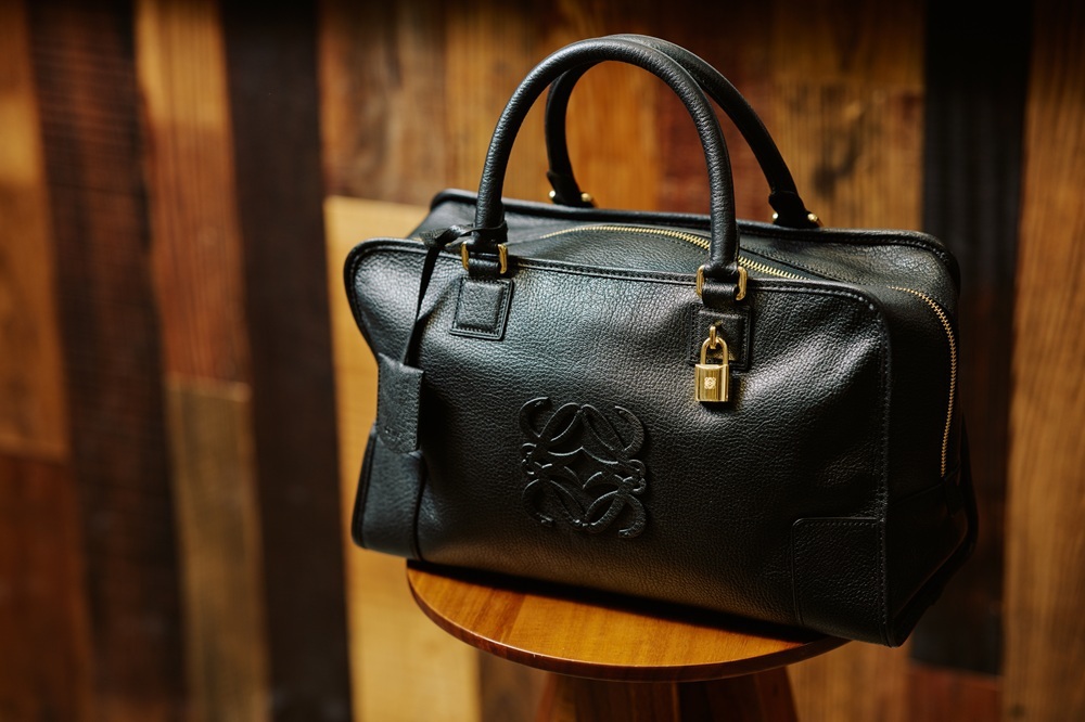 ロエベの黒いバッグ