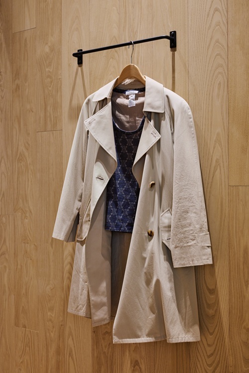 ハンガーにかかったバーバリーのトレンチコート