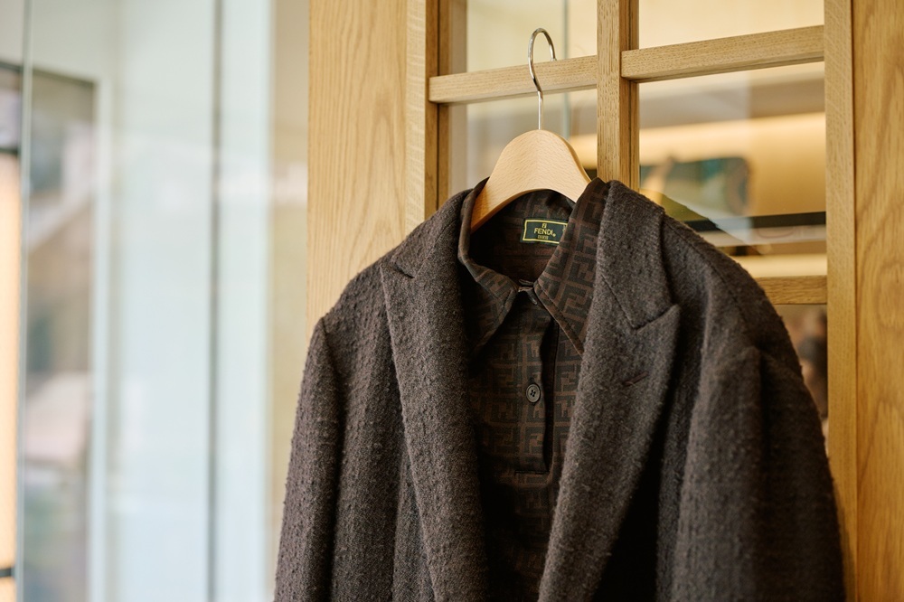 ハンガーにかかったフェンディのポロシャツ