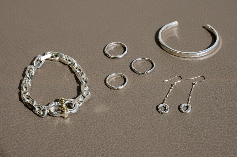 並んで置かれたジュエリー