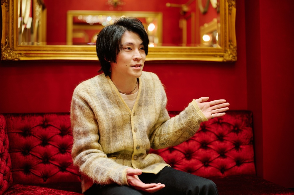 ソファに座って話す小野瀬さん