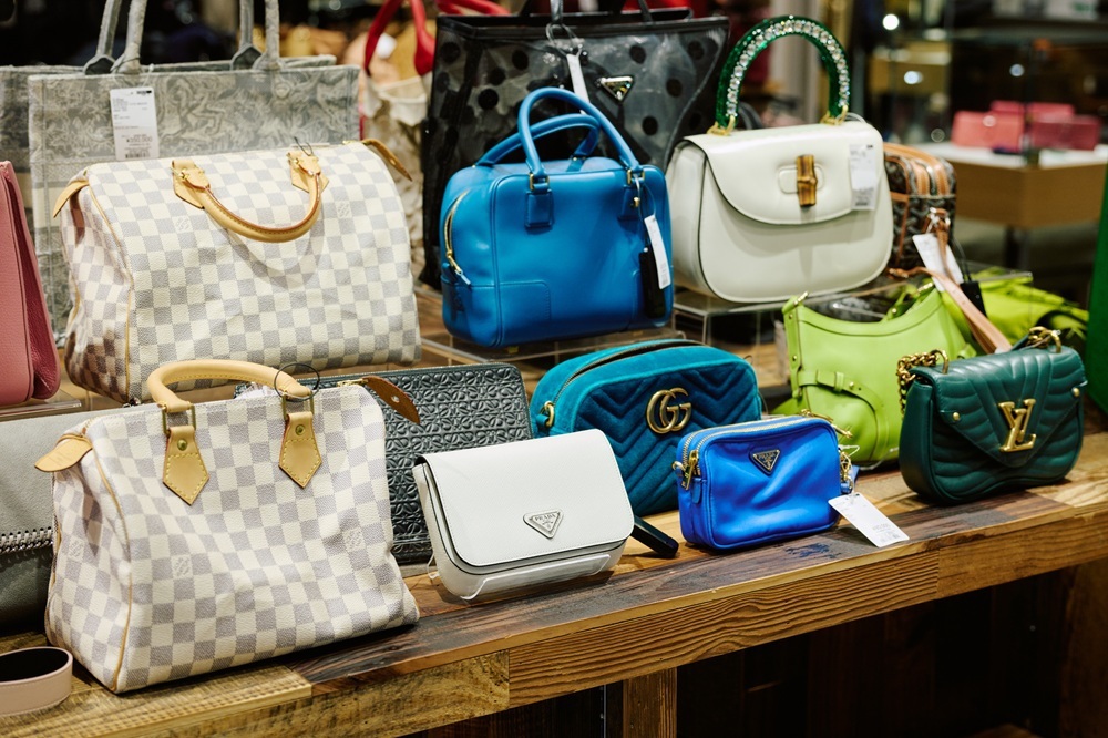 色とりどりのバッグ