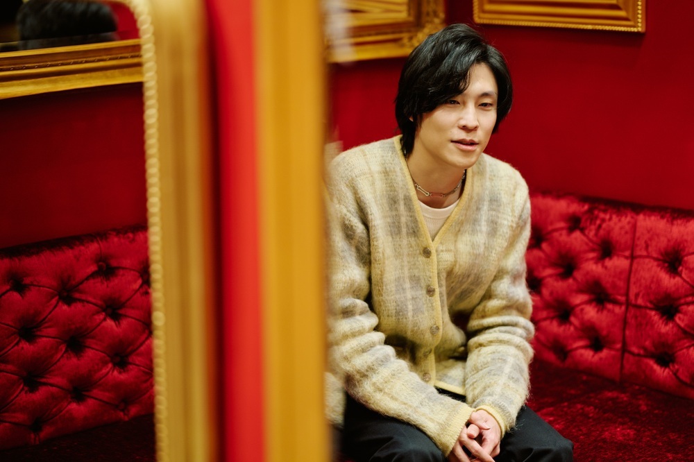 ソファで話す小野瀬さん