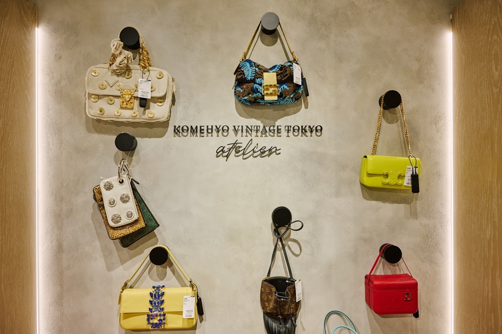 「KOMEHYO VINTAGE TOKYO atelier」のプレート周りにかけられたバッグ