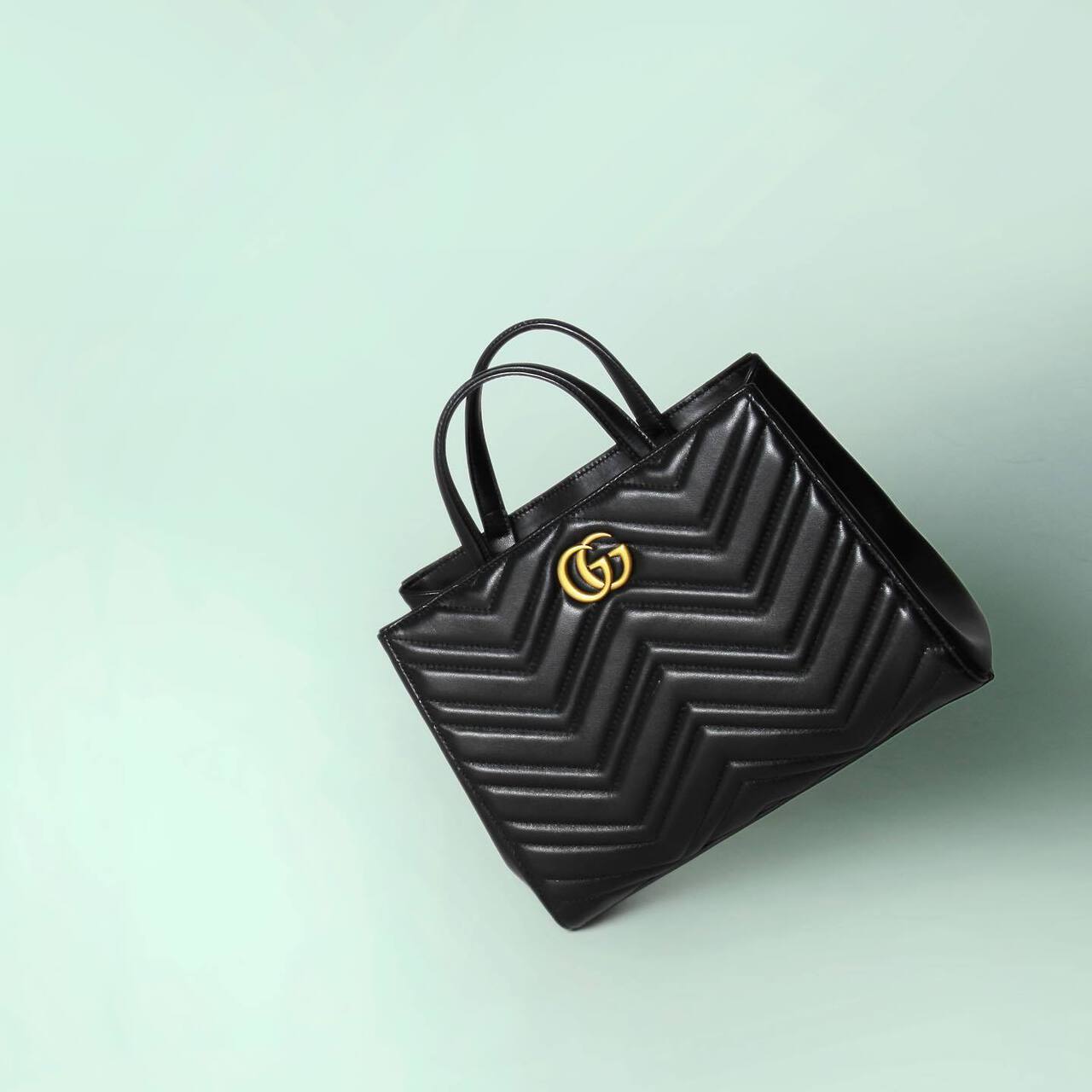 黒いGGマーモントのバッグ