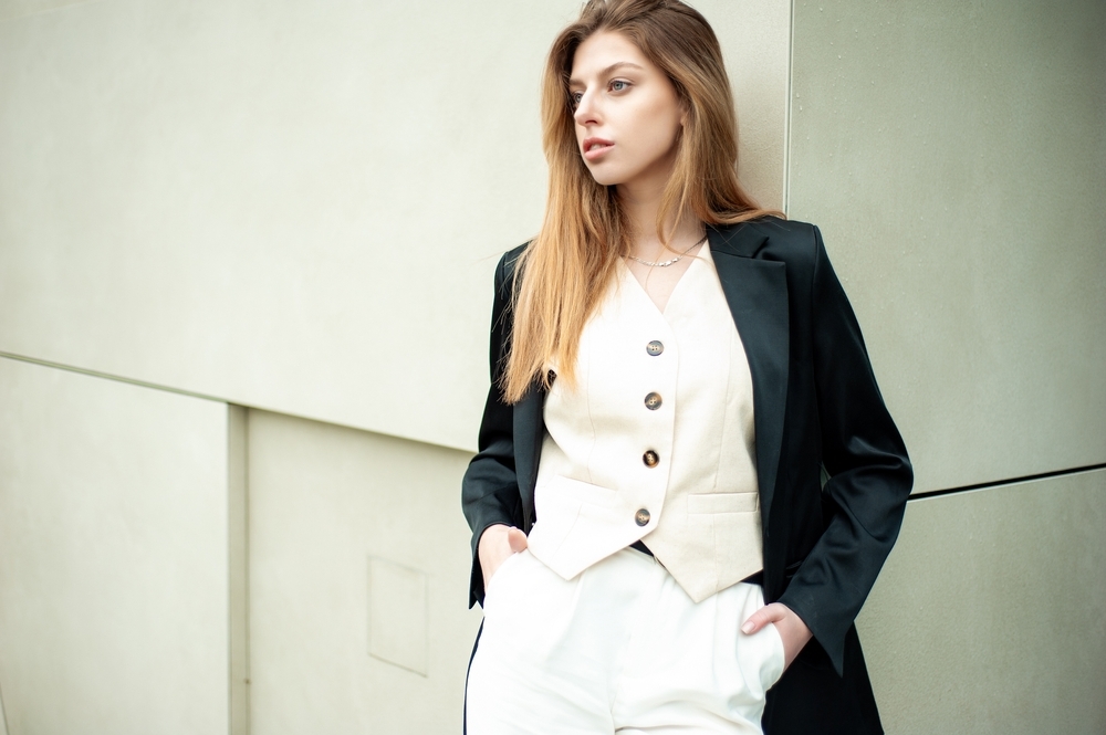メンズライクなコーディネートの女性
