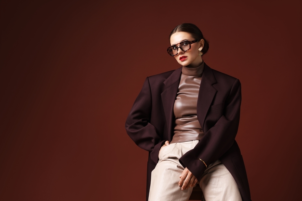 個性的なファッションでおしゃれを楽しむ女性